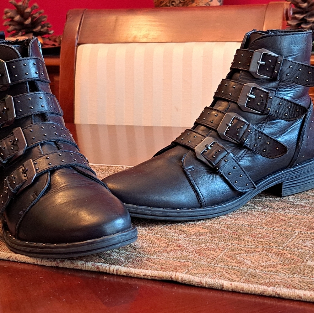 Black boots with buckles and studs Steve Madden Size 8
